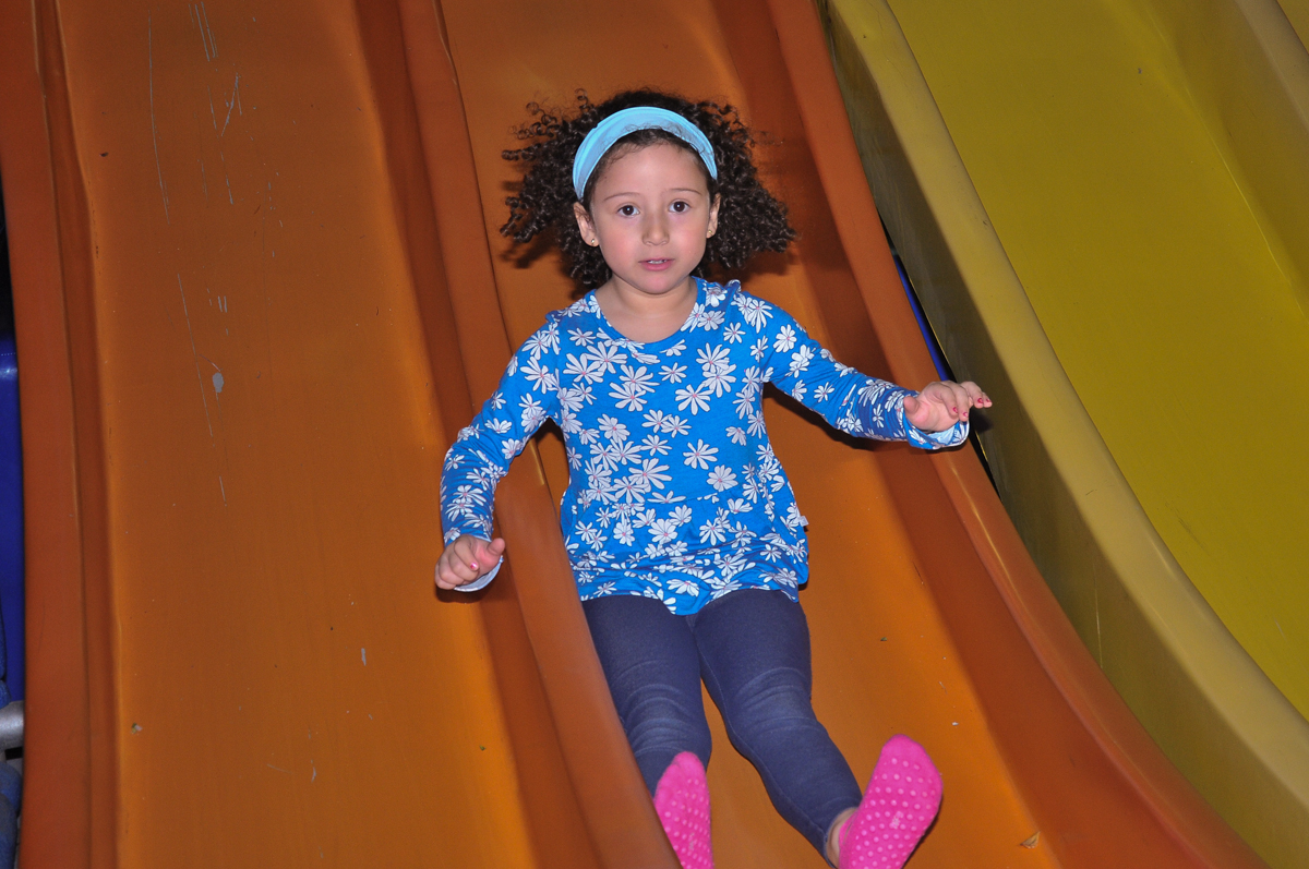Convidada no escorregador no Buffet infantil Salakaboom