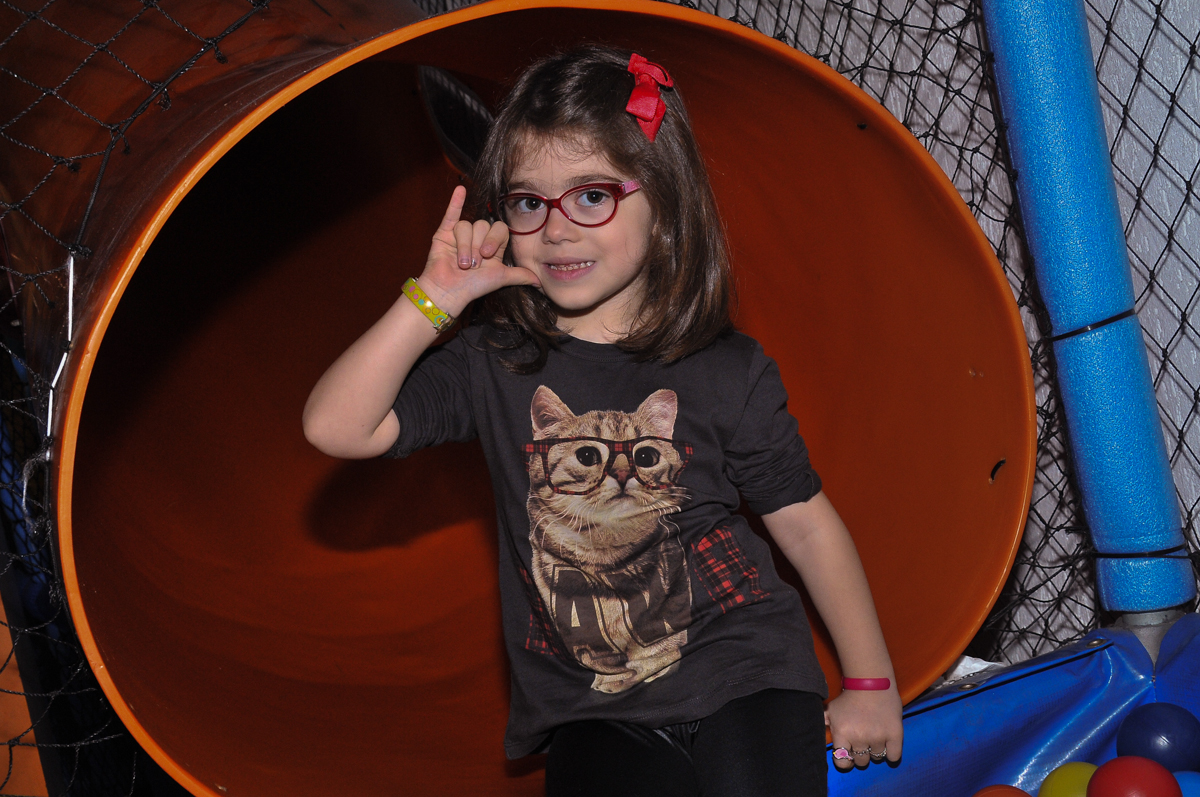 amiguinha no brinquedão no Buffet infantil Salakaboom