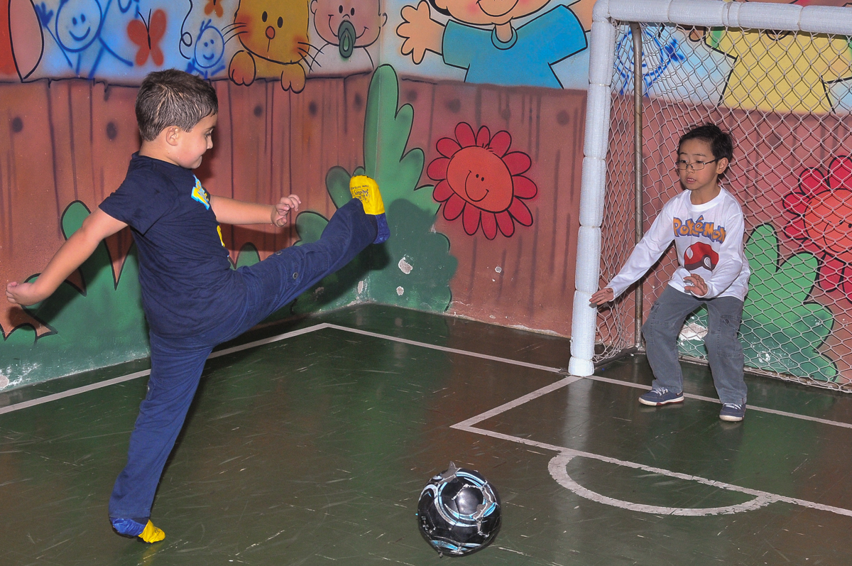 partida de futebol no Buffet infantil Salakaboom