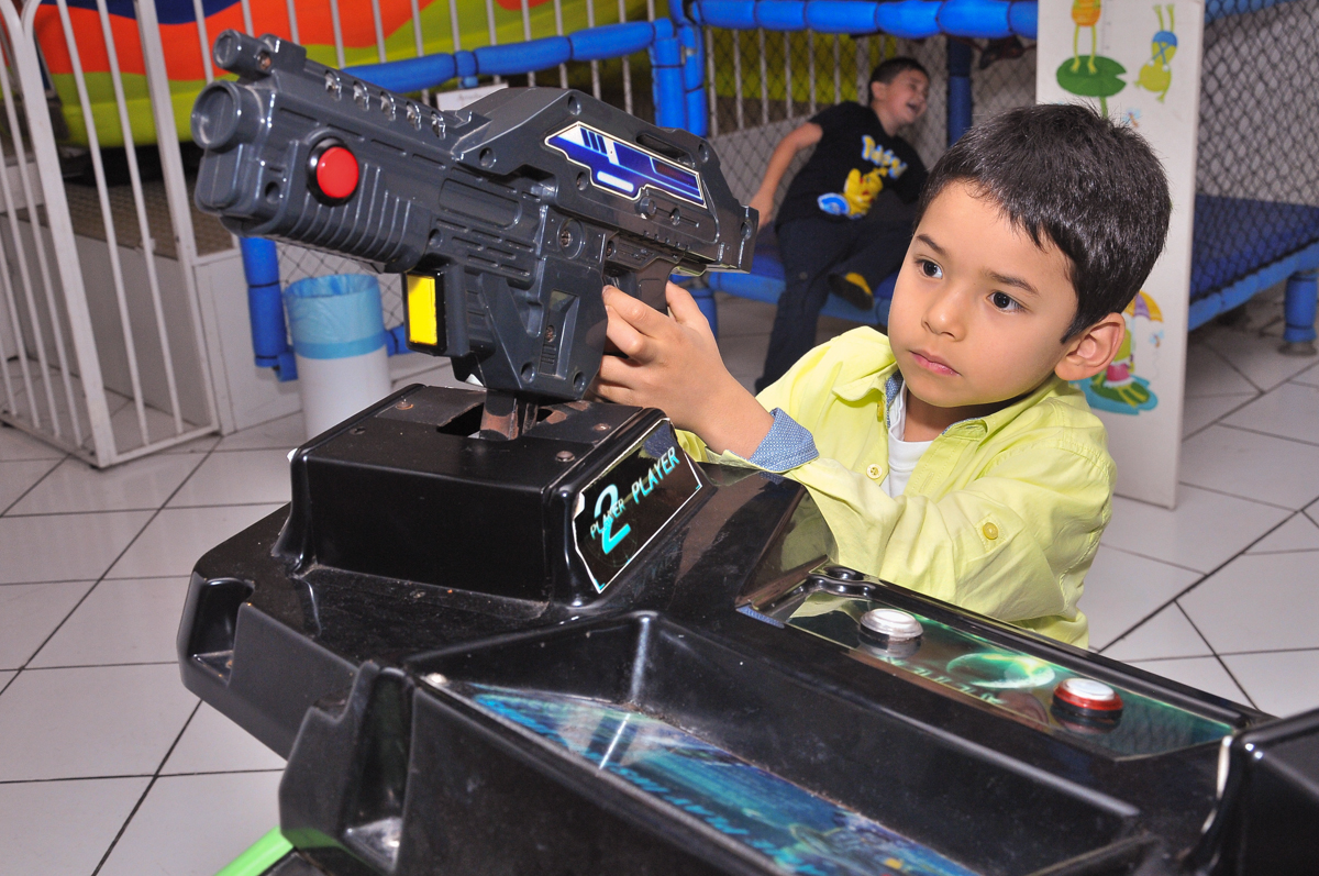 dirginhdo no carrinho no Buffet infantil Salakaboom
