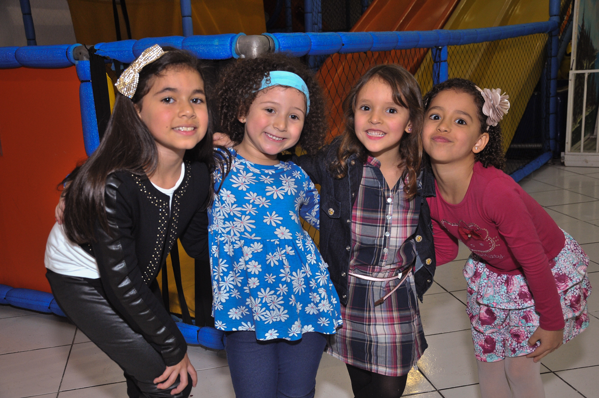 pose para fotos das amiguinhas no Buffet infantil Salakaboom