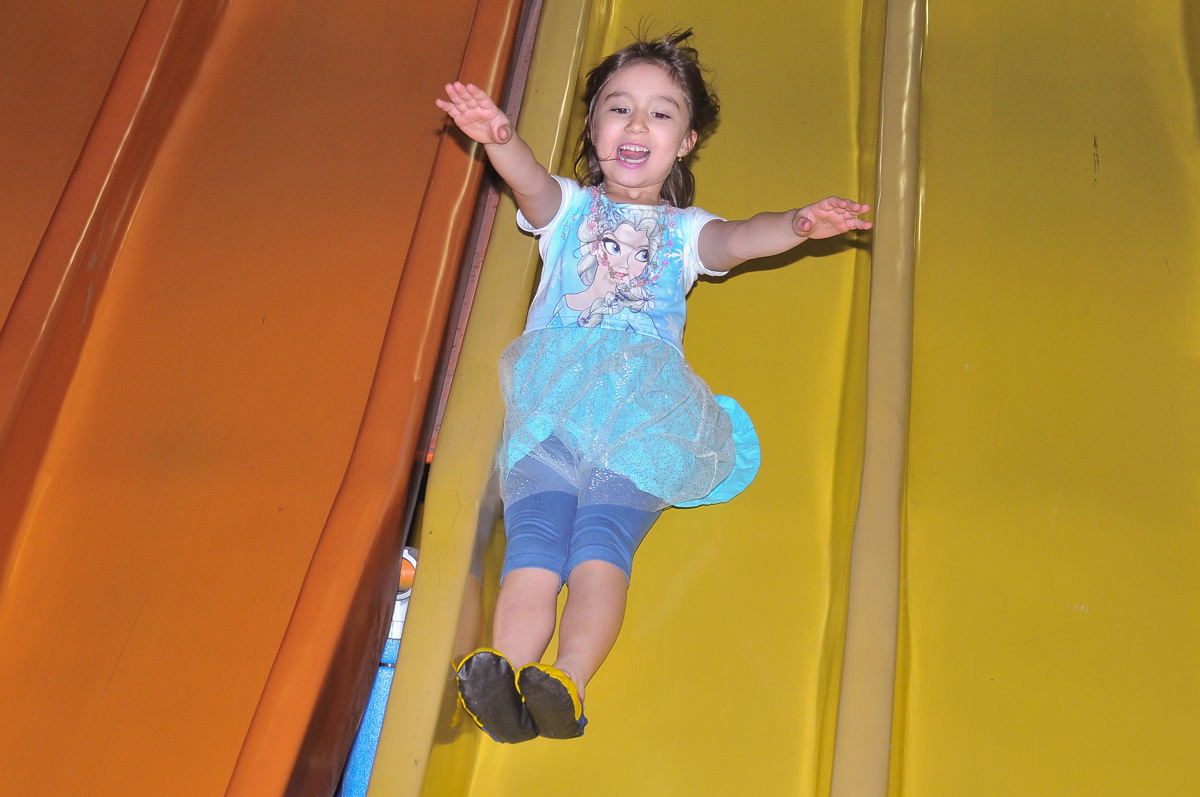 escorregando no Buffet infantil Salakaboom