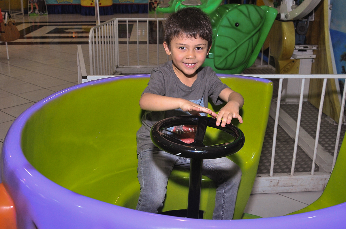 brincando no Buffet infantil Salakaboom