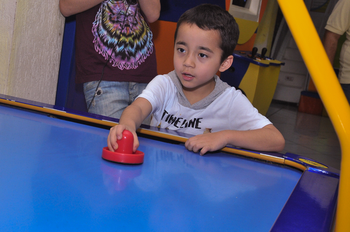 jogo de futebol de mesa no Buffet infantil Salakaboom