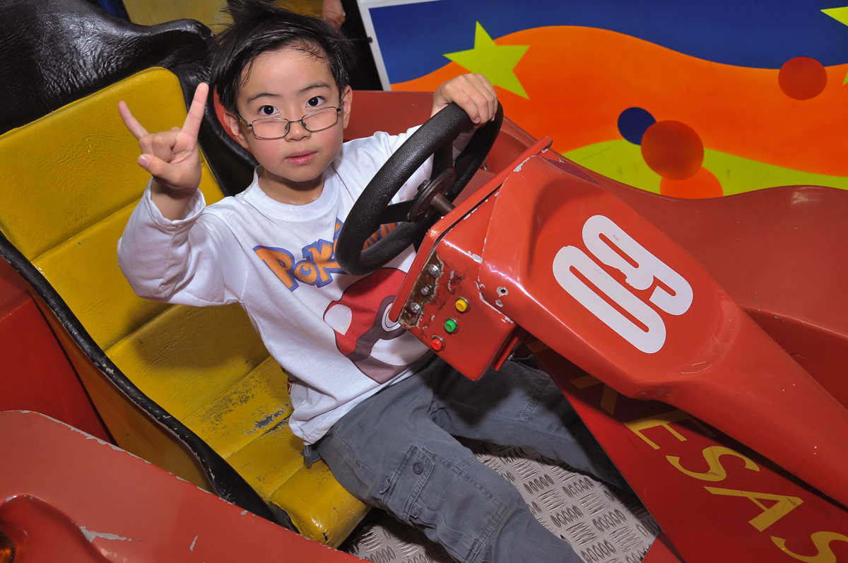 brincando no carrinho eletrônico no Buffet infantil Salakaboom
