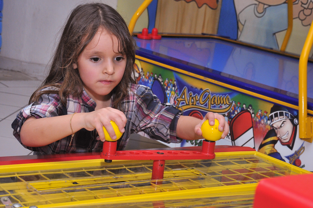 concentração no jogo no Buffet infantil Salakaboom