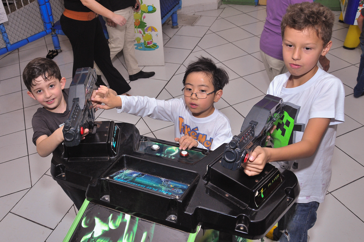 jogando nos games no Buffet infantil Salakaboom