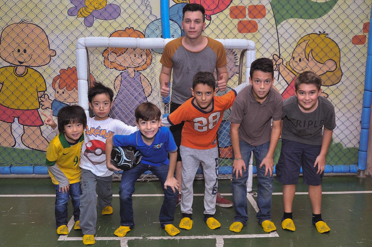 pose de jogador para foto no Buffet infantil Salakaboom