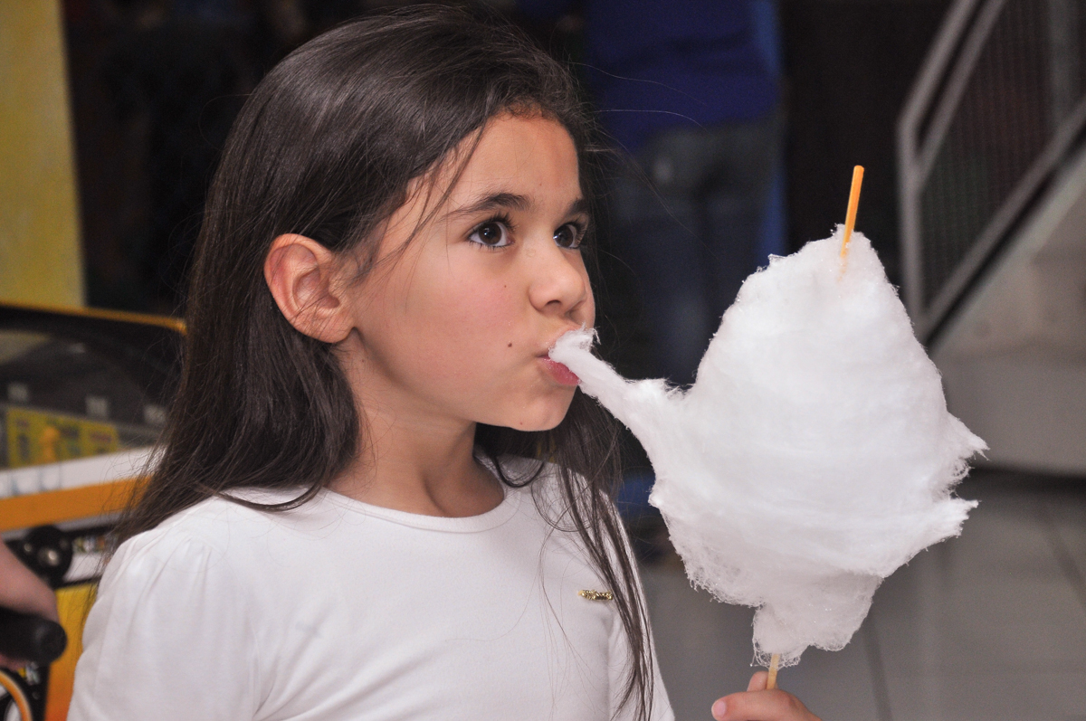 comendo algodão doce no Buffet infantil Salakaboom