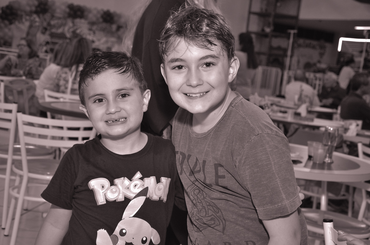 foto de jonathan e amigo no Buffet infantil Salakaboom