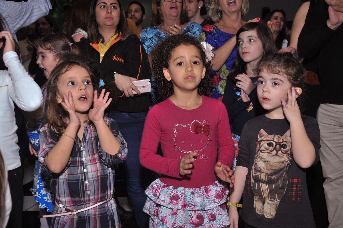 criançada agitando o parabéns no Buffet infantil Salakaboom