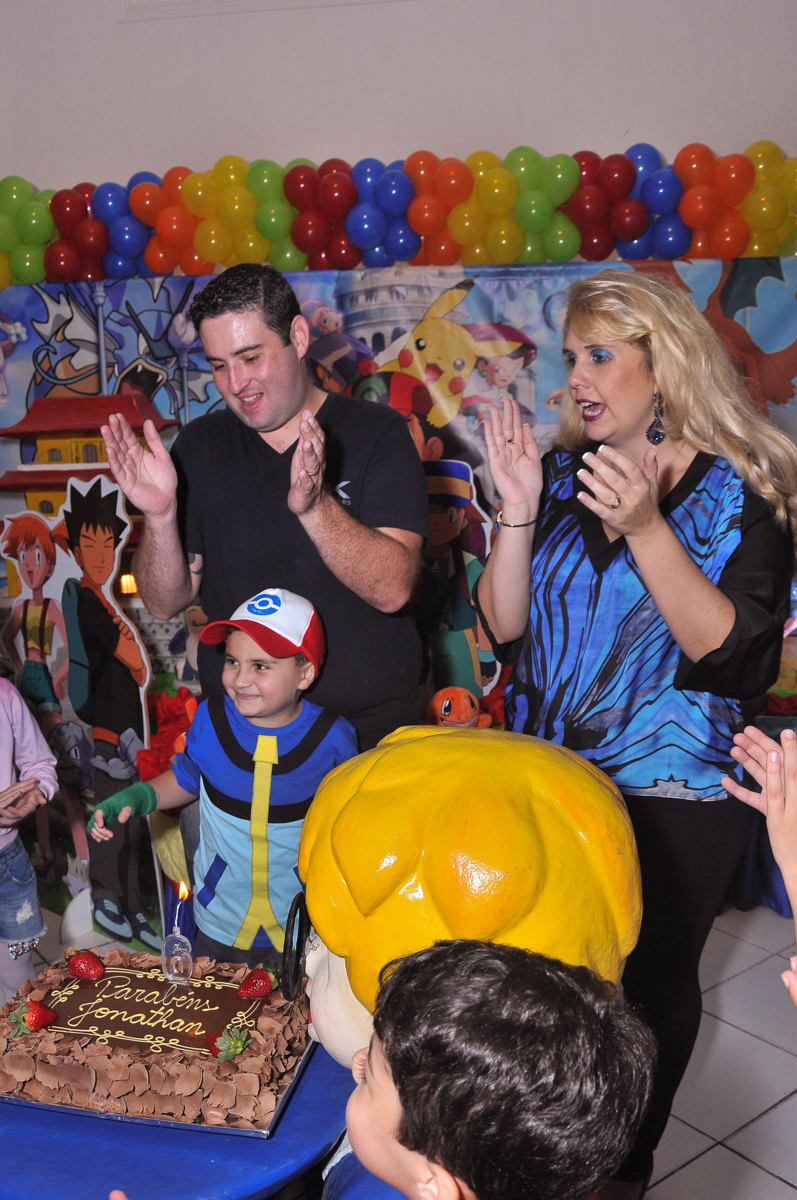 família cantando o parabéns para jonathan no Buffet infantil Salakaboom