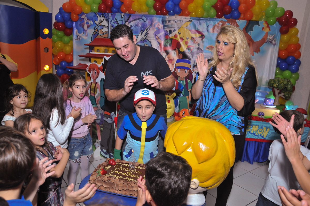 jonathan soprando a velinha do bolo no Buffet infantil Salakaboom
