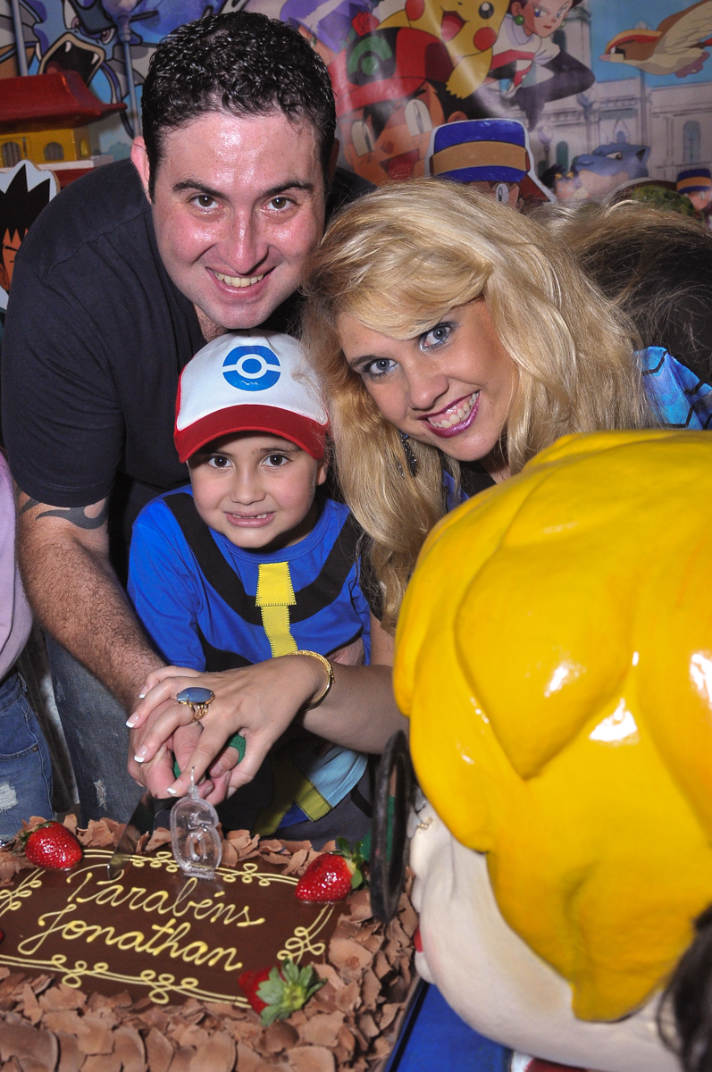 família cortando o bolo no Buffet infantil Salakaboom