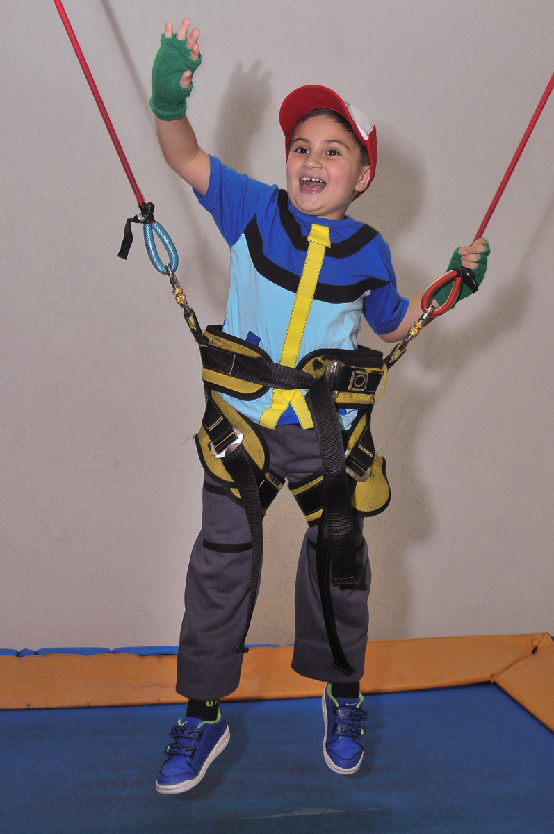 jonathan na cama de elástico no Buffet infantil Salakaboom