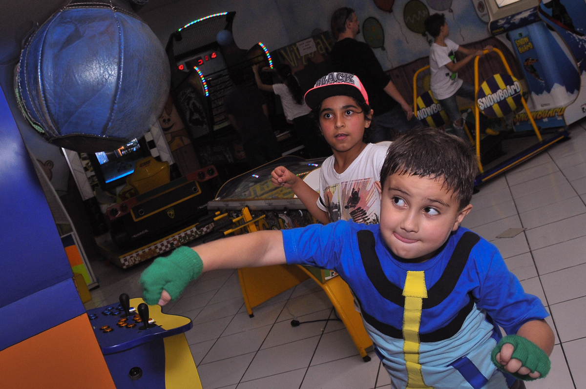 soco potente do jonathan no Buffet infantil Salakaboom