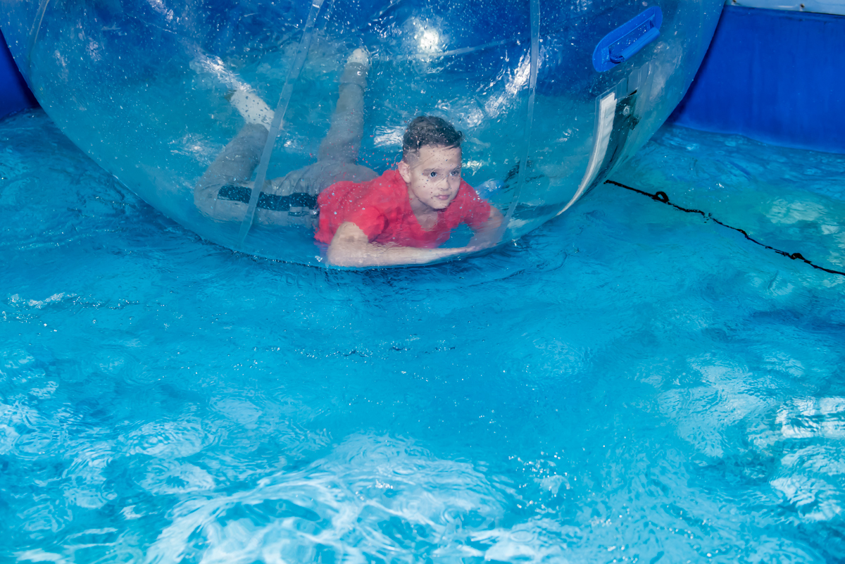 curtindo a bola na piscina