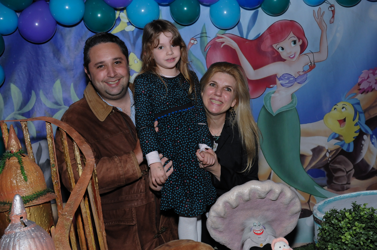 Letícia com sua mãe em frente a mesa decorada ariel no Buffet Planeta Prime-Alphaville