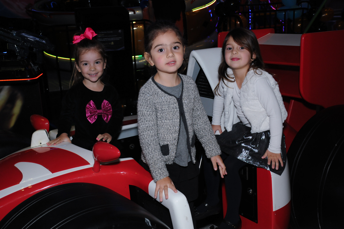amiguinhas chegando para a festa da letícia no Buffet Planeta Prime-Alphaville