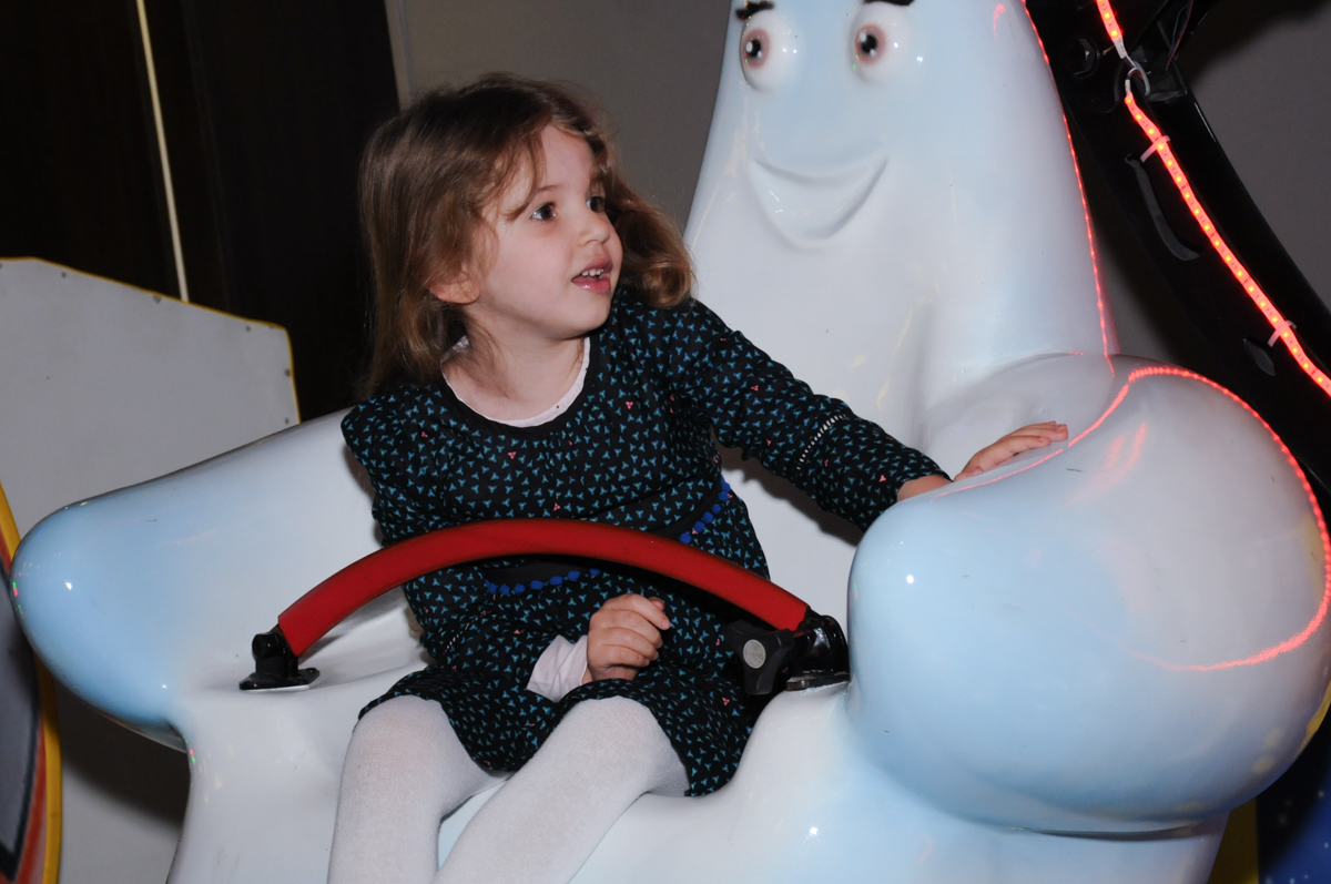 Letícia no carrossel no Buffet Planeta Prime-Alphaville