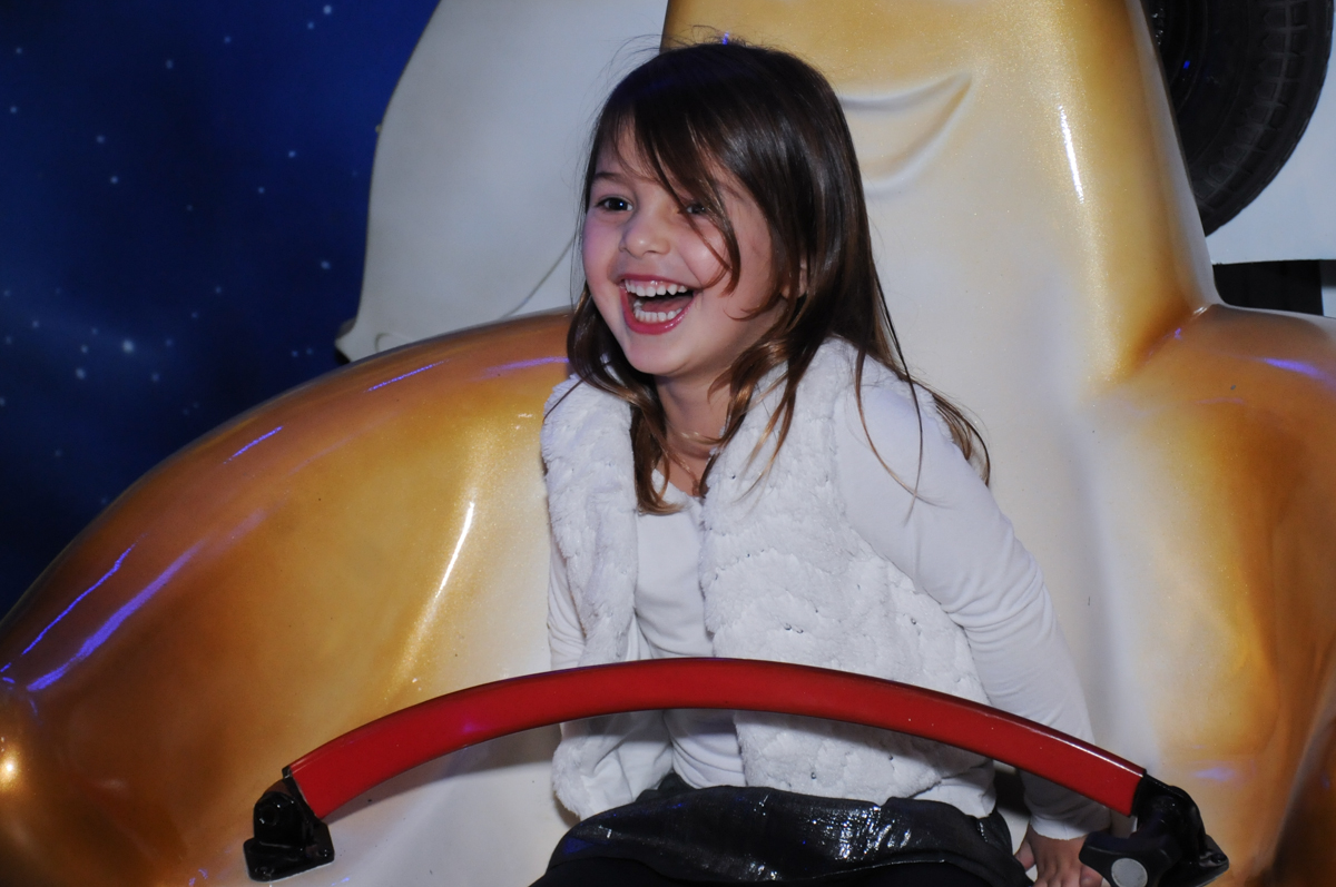 amiguinha sorrindo feliz na festa de aniversário da letícia no Buffet Planeta Prime-Alphaville