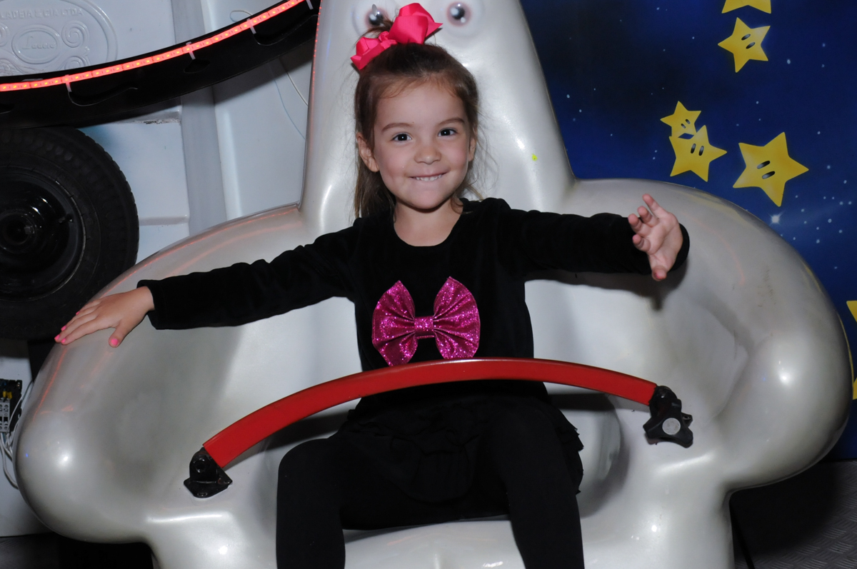 outra amiguinha no carrossel no Buffet Planeta Prime-Alphaville