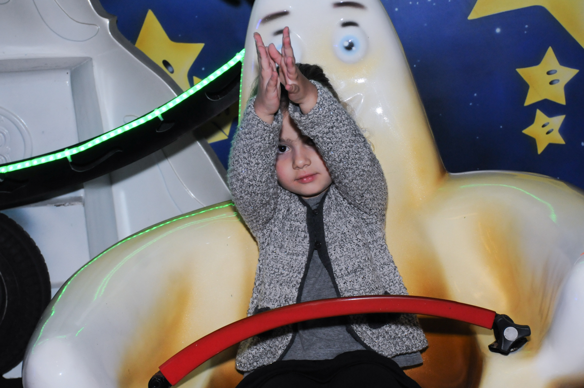 muito bom brincar no carrossel no Buffet Planeta Prime-Alphaville