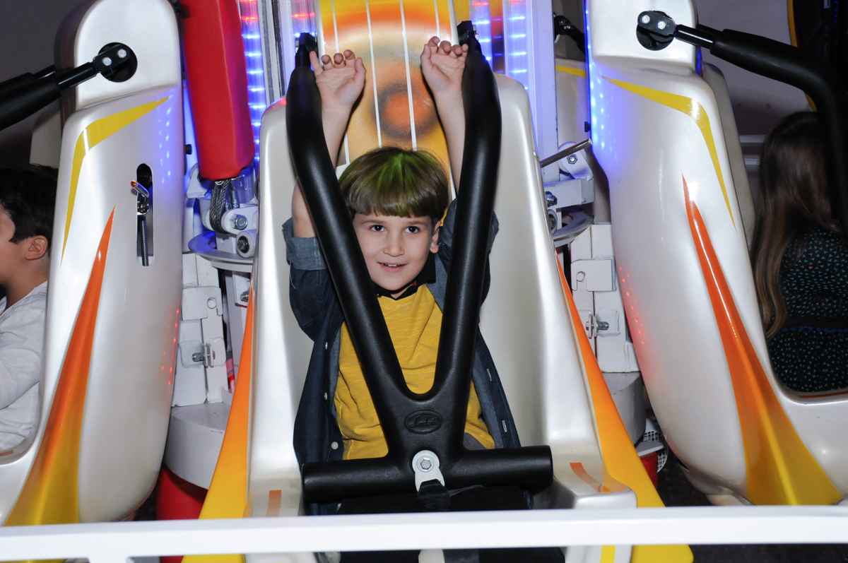 bagunça no brinquedo elevador no Buffet Planeta Prime-Alphaville