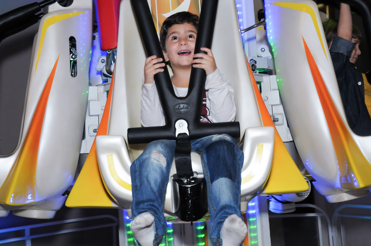 amiguinho se divertindo no brinquedo elevador no Buffet Planeta Prime-Alphaville