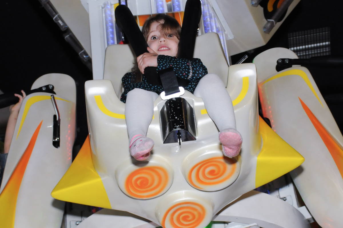 convidada nas alturas no brinquedo elevador no Buffet Planeta Prime-Alphaville