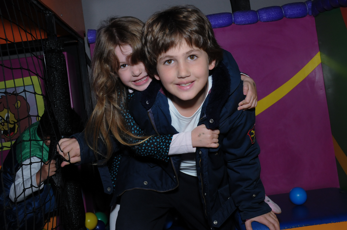 os irmão se divertindo na festa da letícia no brinquedo elevador no Buffet Planeta Prime-Alphaville