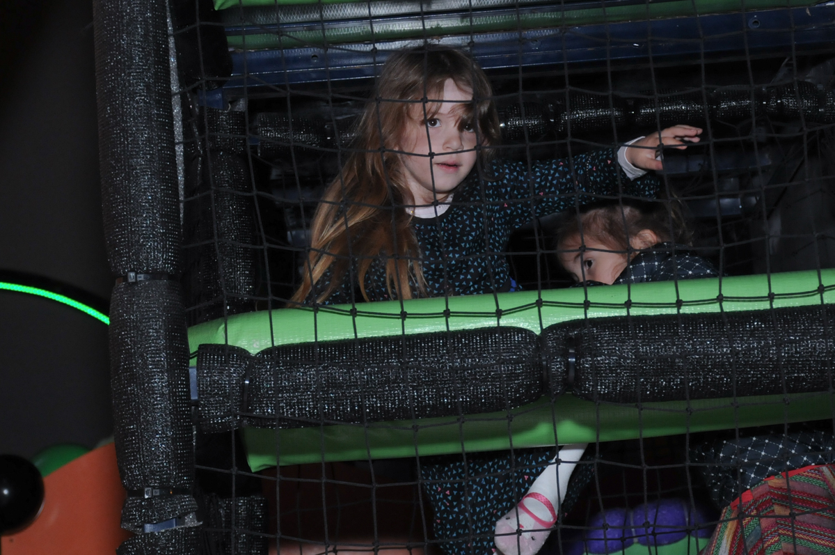 letícia no brinquedão no Buffet Planeta Prime-Alphaville