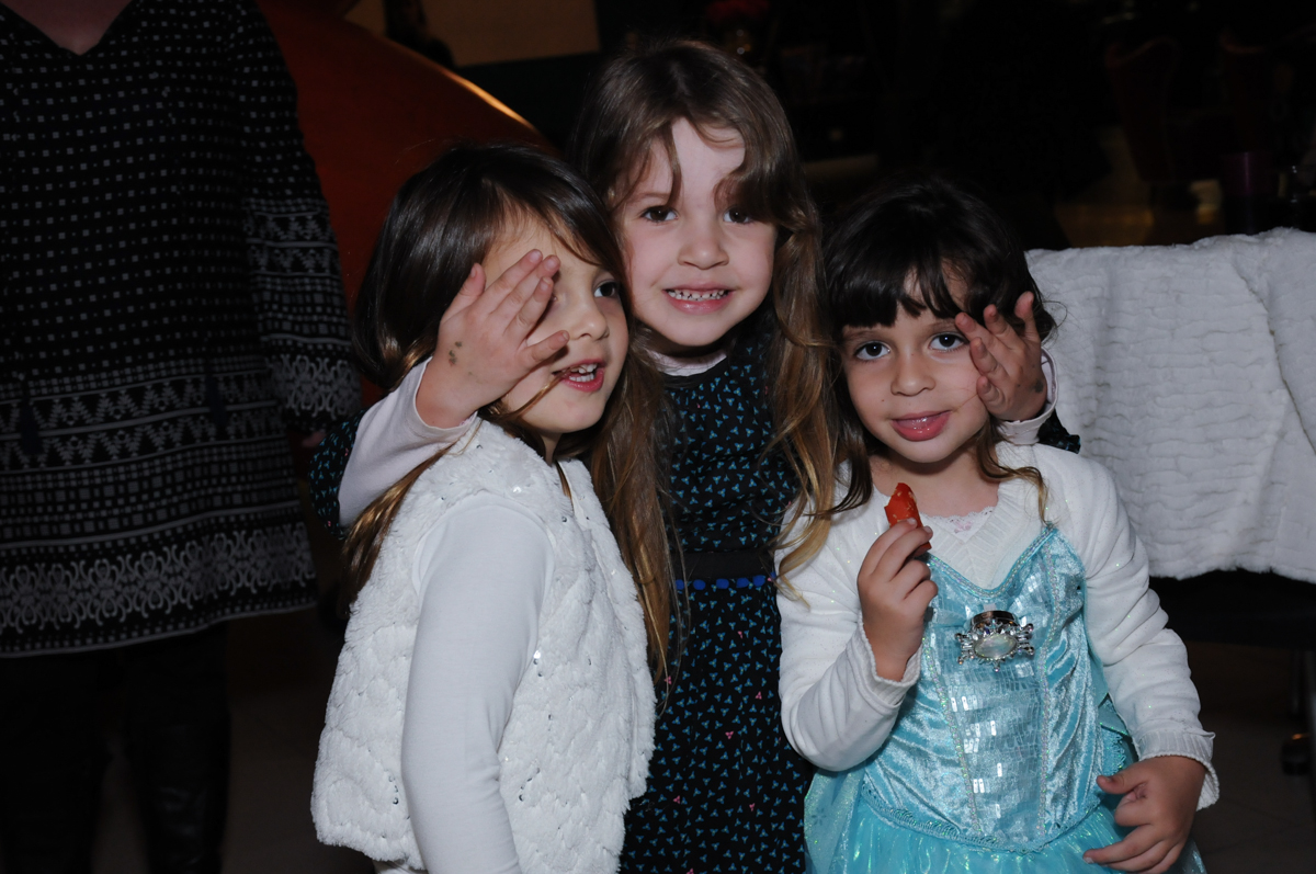 pose para foto das amigas no Buffet Planeta Prime-Alphaville