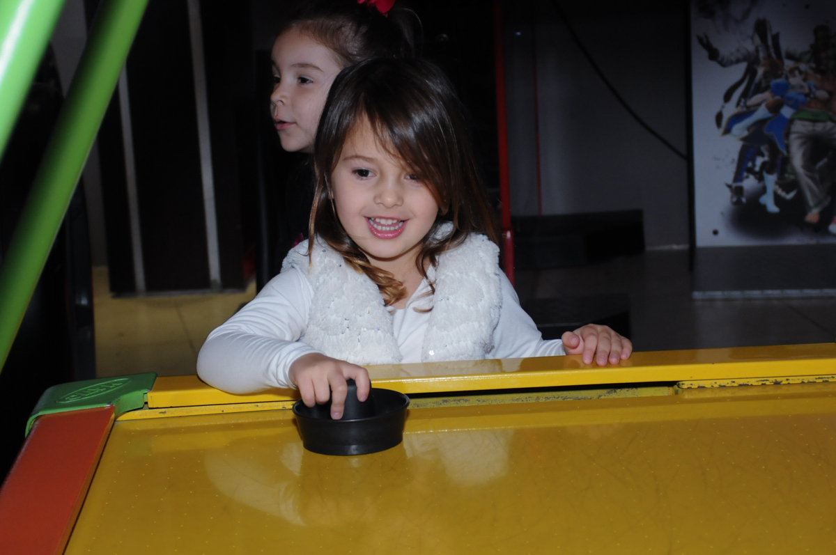 brincando no joguinho no Buffet Planeta Prime-Alphaville