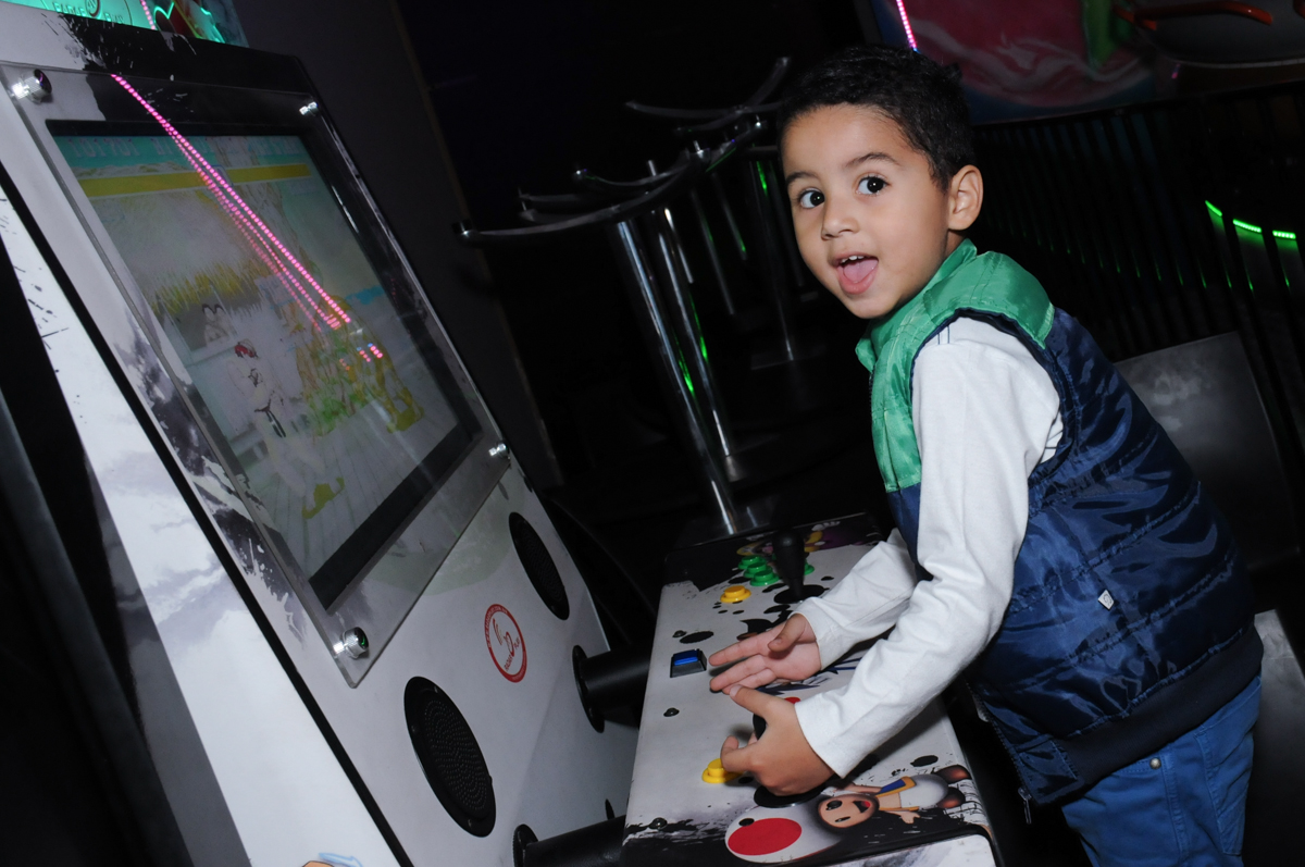 brincando no game no Buffet Planeta Prime-Alphaville