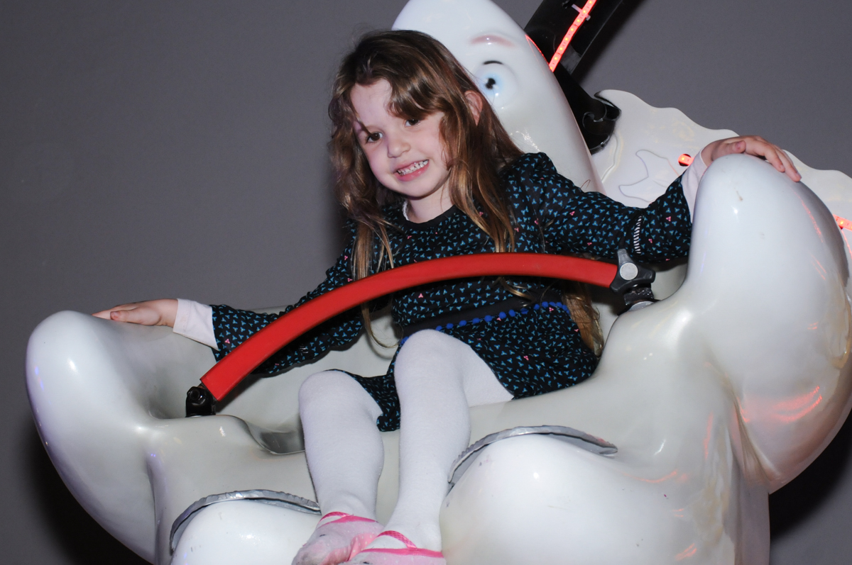 delicia brincar no carrossel no Buffet Planeta Prime-Alphaville