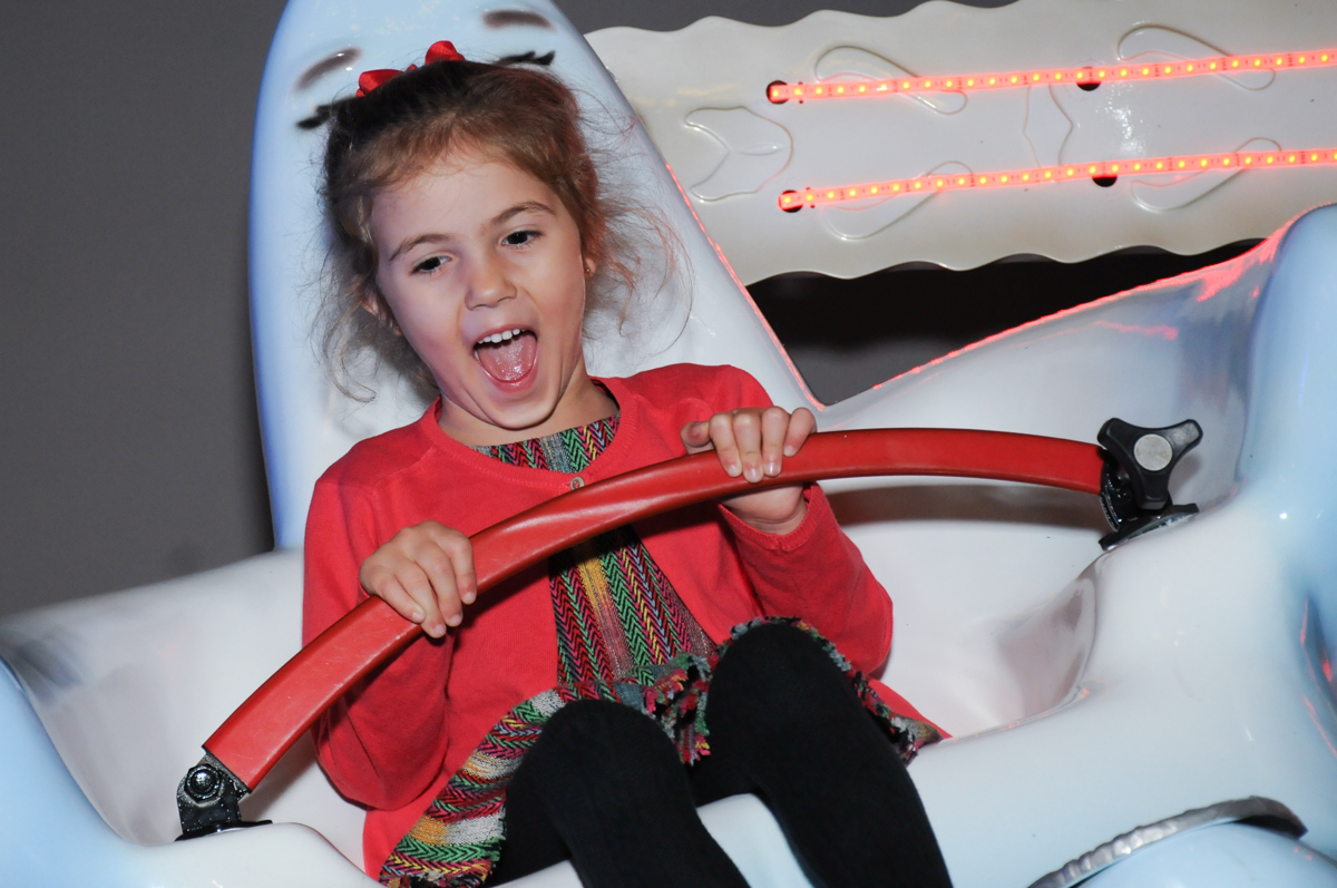 muita alegria no carrossel no Buffet Planeta Prime-Alphaville