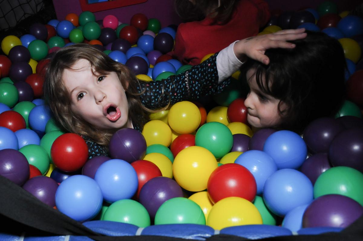 piscina de bolinha no Buffet Planeta Prime-Alphaville