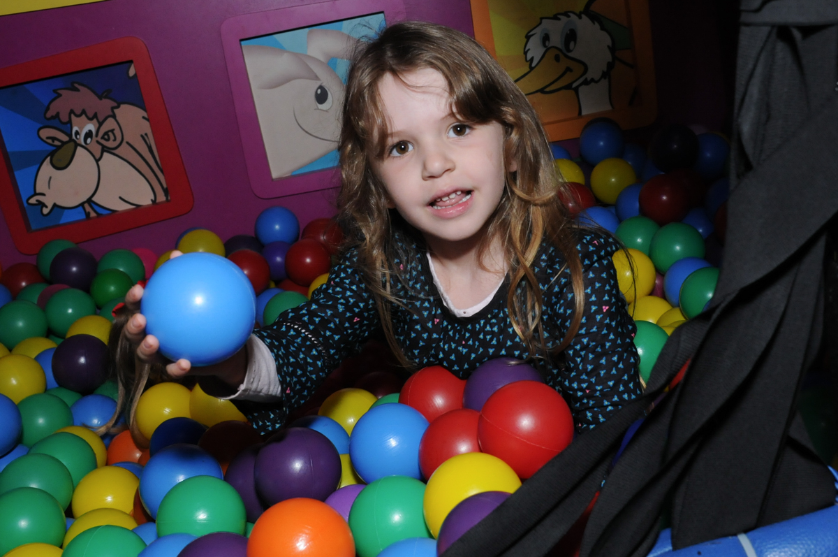 mais brincadeiras na piscina de bolinha no Buffet Planeta Prime-Alphaville