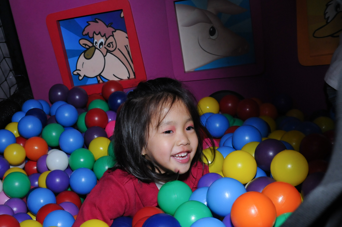 mais uma se divertindo na piscina de bolinha no Buffet Planeta Prime-Alphaville