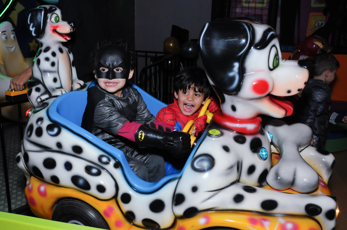 brincando no carrinho no Buffet Planeta Prime-Alphaville