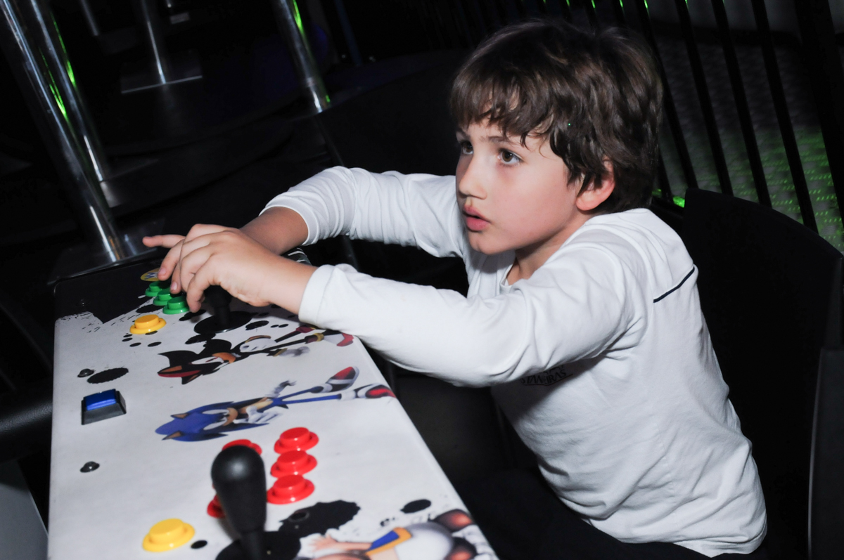 irmão da aniversariante dirigindo o carrinho no Buffet Planeta Prime-Alphaville