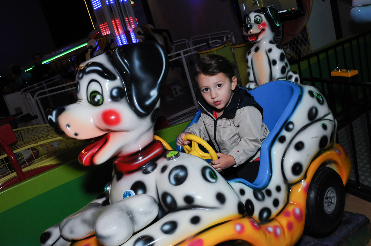 outro brincando no carrinho no Buffet Planeta Prime-Alphaville