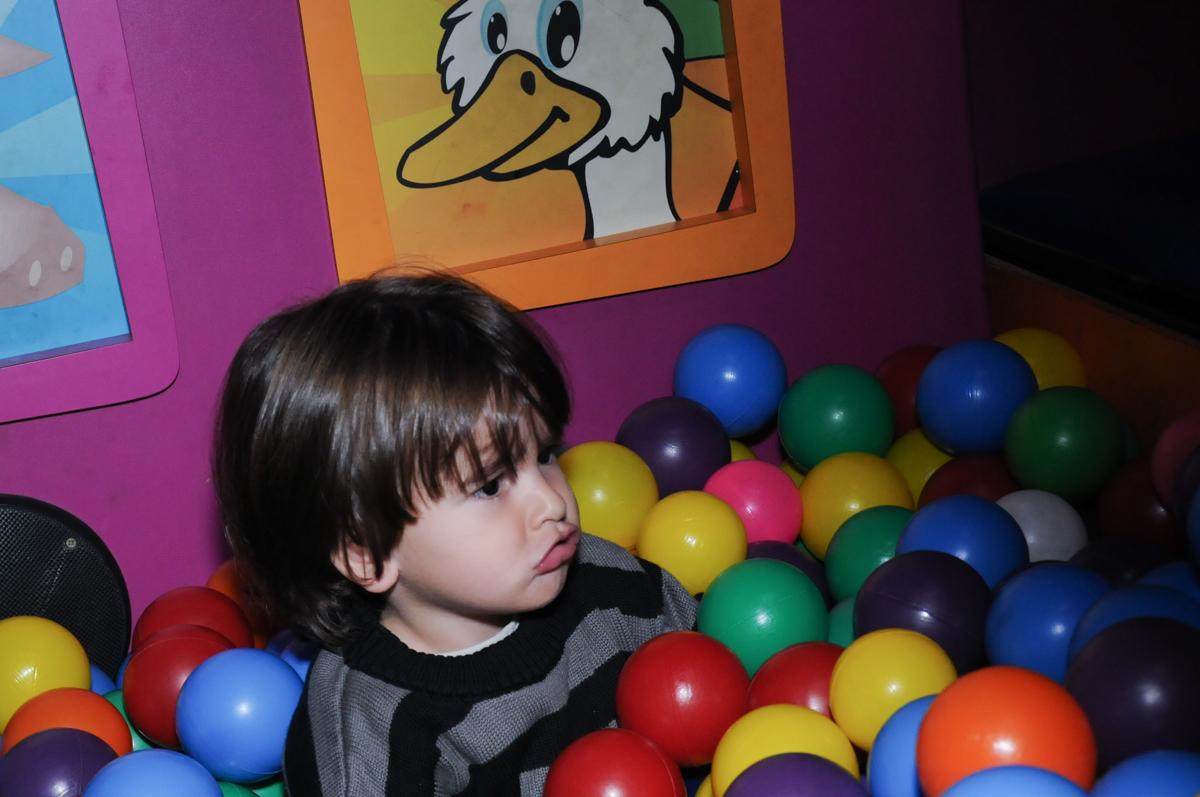 mais brincadeira na piscina de bolinha no Buffet Planeta Prime-Alphaville