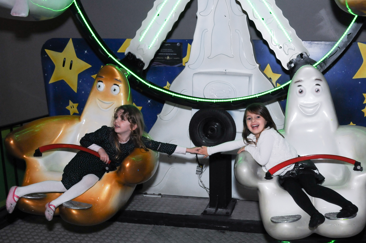 amigas brincando no carrossel no Buffet Planeta Prime-Alphaville
