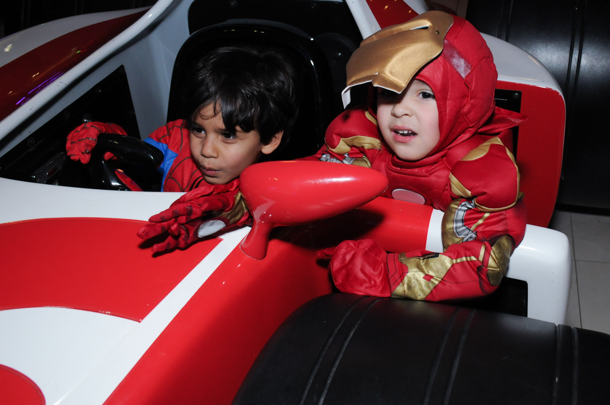 dirigindo no carrinho no Buffet Planeta Prime-Alphaville