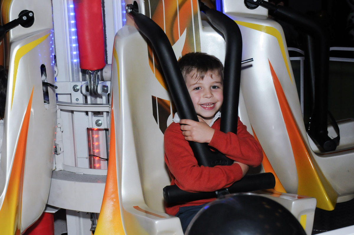 brincando no Buffet Planeta Prime-Alphavilleo elevador n