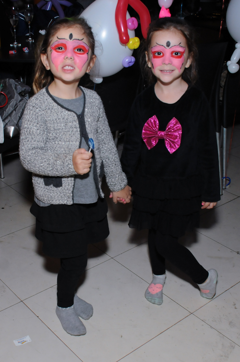 pinturas no rosto das amiguinhas no Buffet Planeta Prime-Alphaville