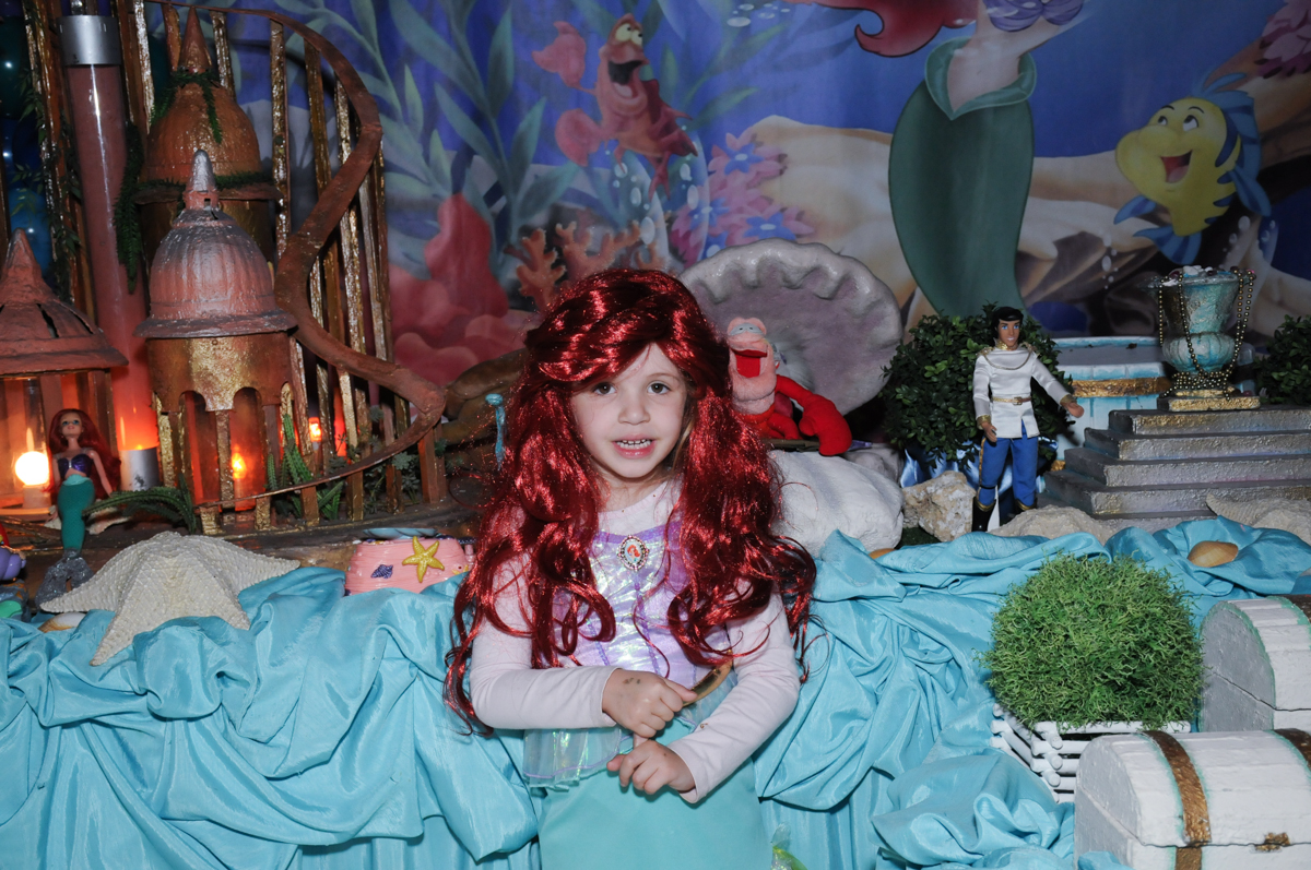 letícia vestida de ariel no Buffet Planeta Prime-Alphaville