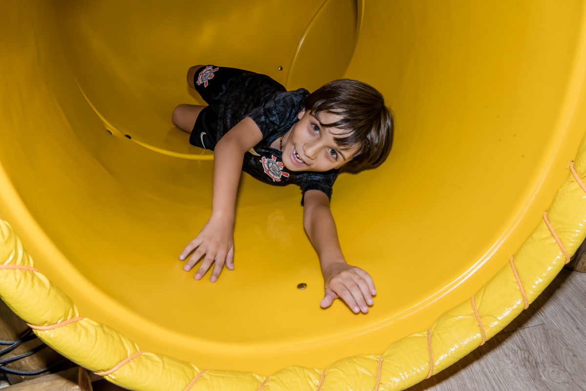 fazendo pose para descer no escorregador